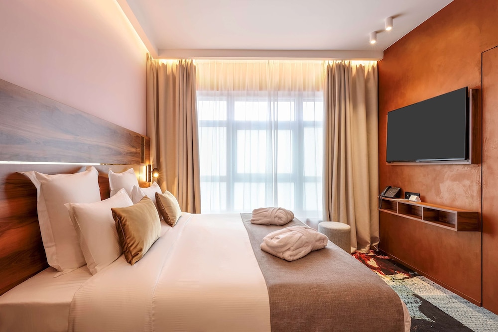COMFORT, QUEEN BED