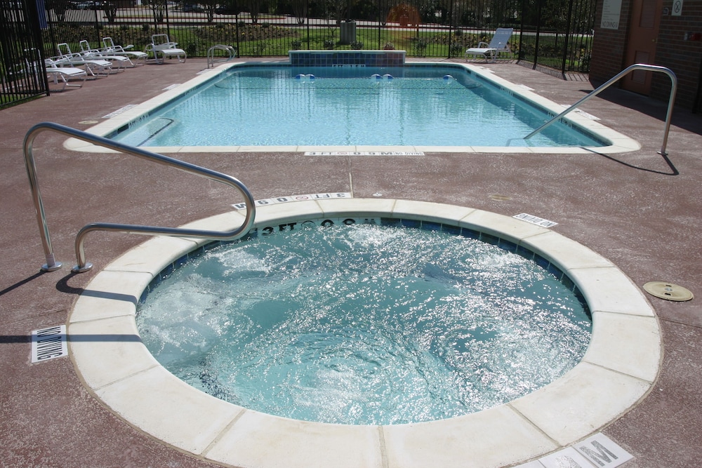 Holiday Inn Express Hotel And Suites Dallas Grand Prairie I 20 45/80