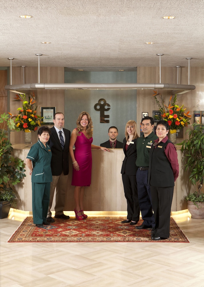 Cartier Place Suite Hotel 4/64