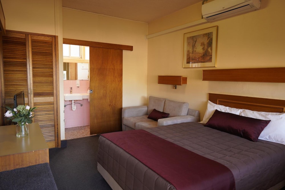 Country Motor Inn 18/36