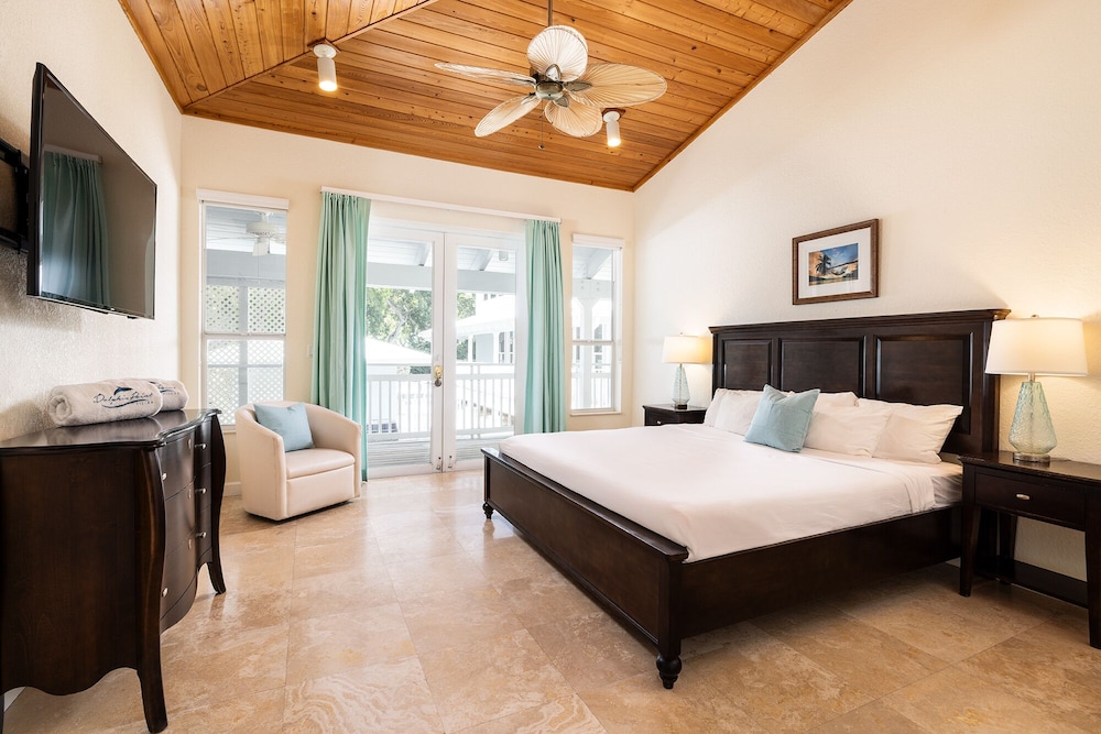 1 Bedroom, Deluxe, Suite, King Bed, Queen Murphy Bed, Garden Area, Accessible