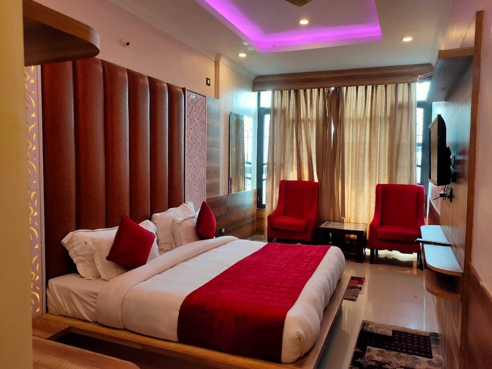 DELUXE, DOUBLE BED
