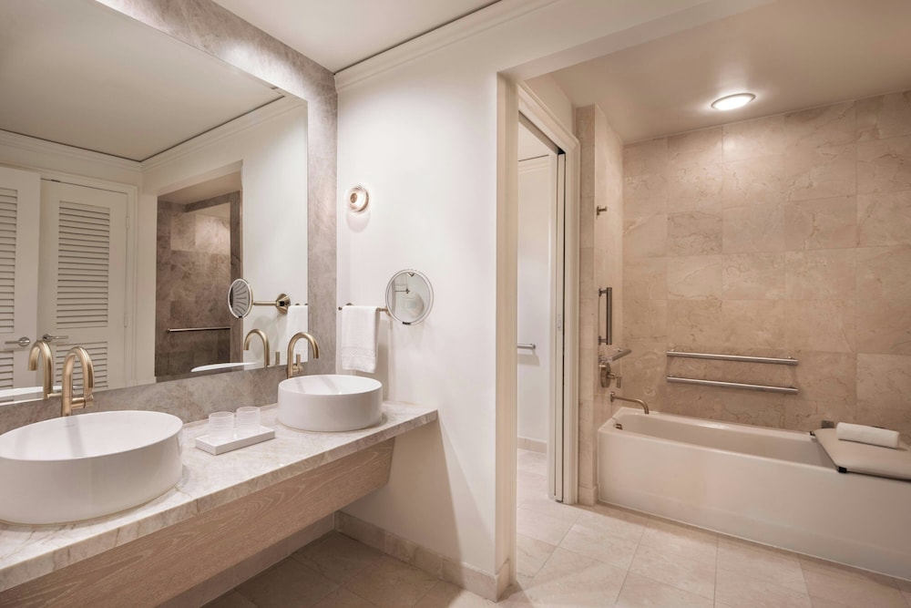 جناح تنفيذي بشرفة بغرفة نوم واحدة بإطلالة جزئية على البحر، The Ritz Carlton Key Biscayne 6/10