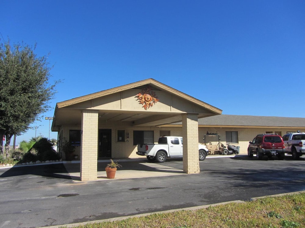 Executive Inn Hebbronville 2/43