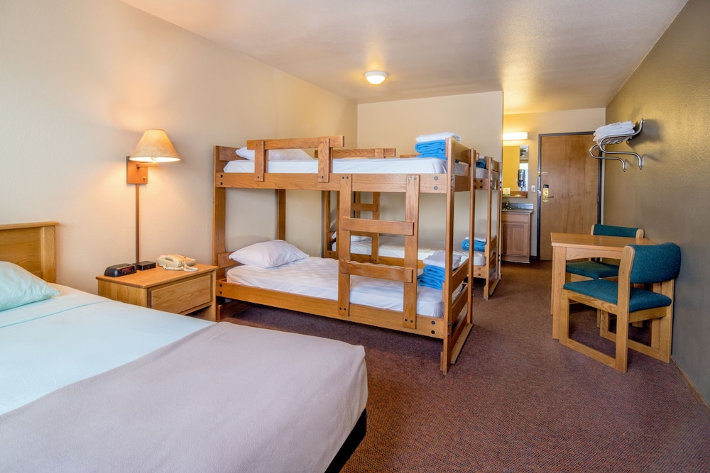 Economy, 1 Queen and 2 Bunk Beds