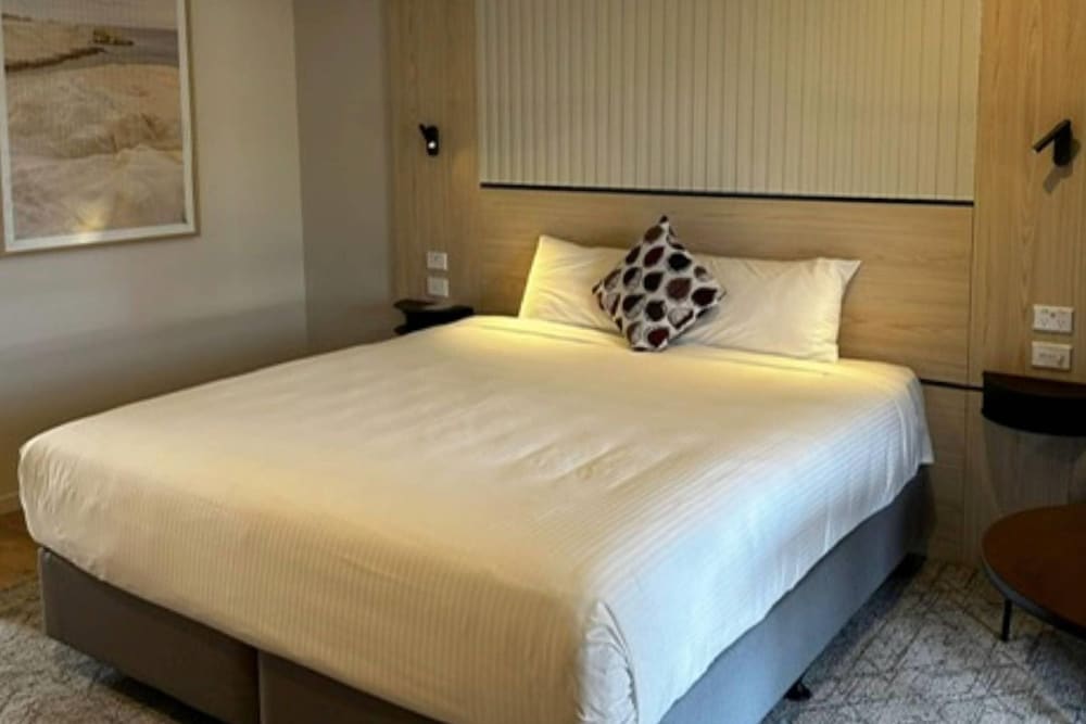 Efficiency, Queen Bed