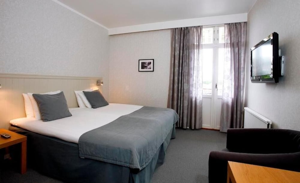 Adels Hotel 4/29