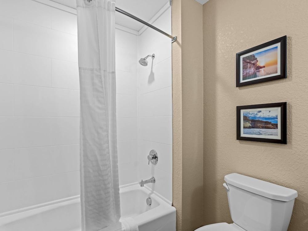 Comfort Inn and Suites Munising - Lakefront 46/49