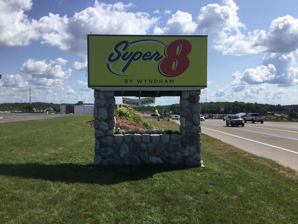 Super 8 by Wyndham Petoskey 2/21