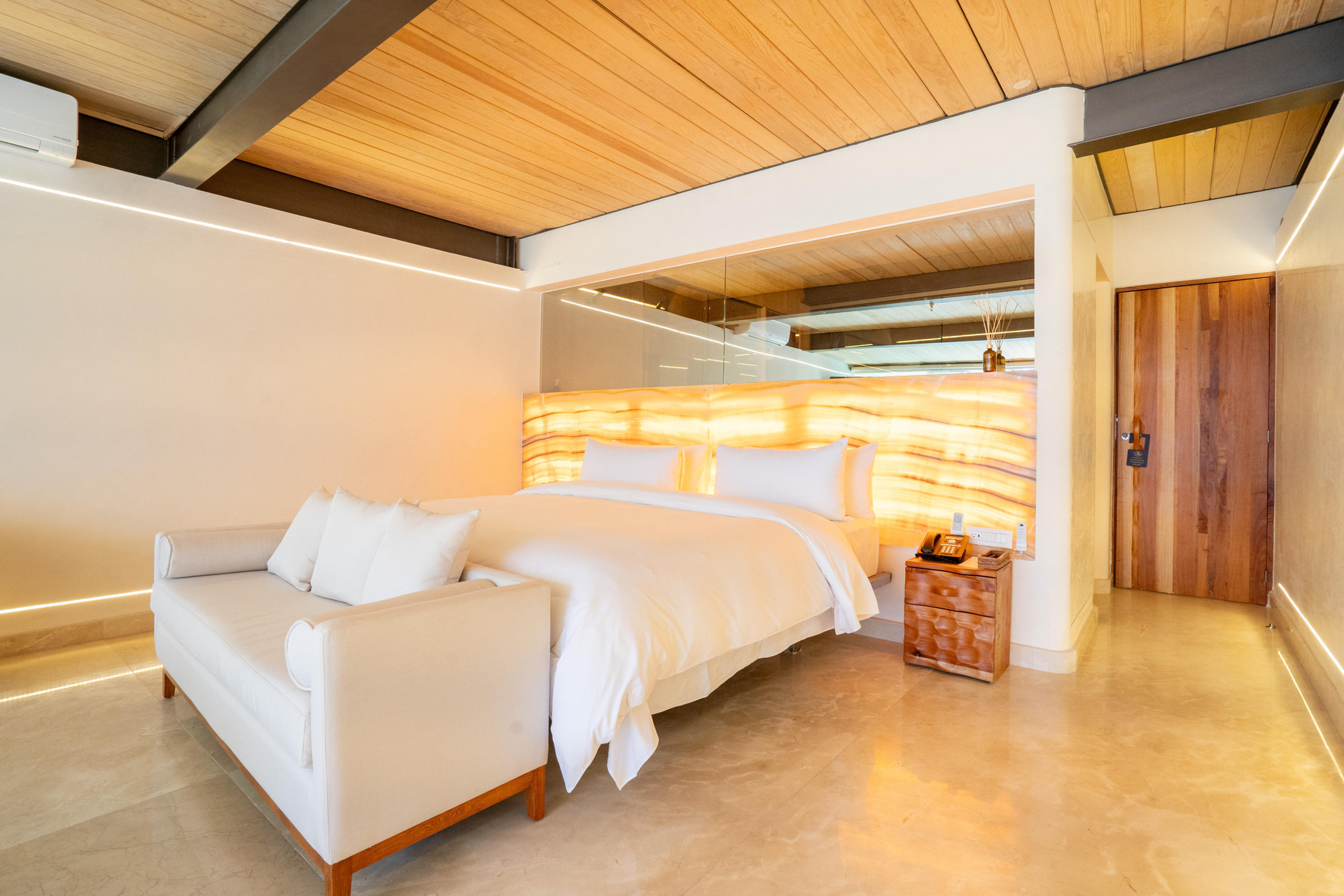 Suite, Lake View