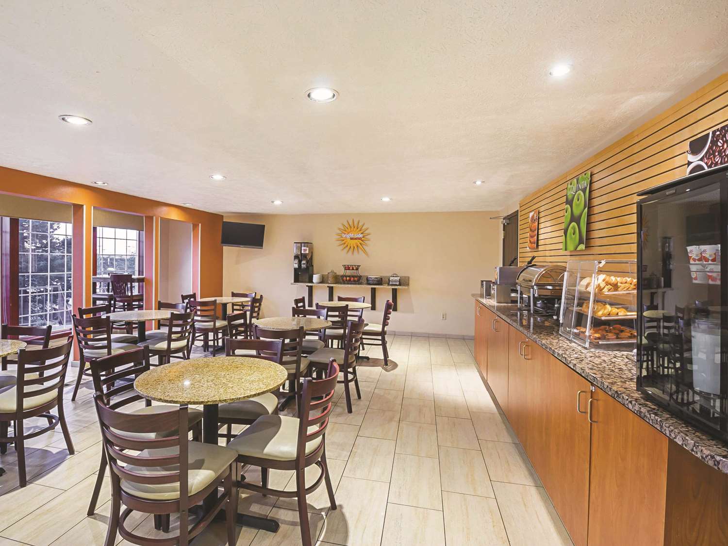 La Quinta Inn & Suites by Wyndham Woodburn 18/22