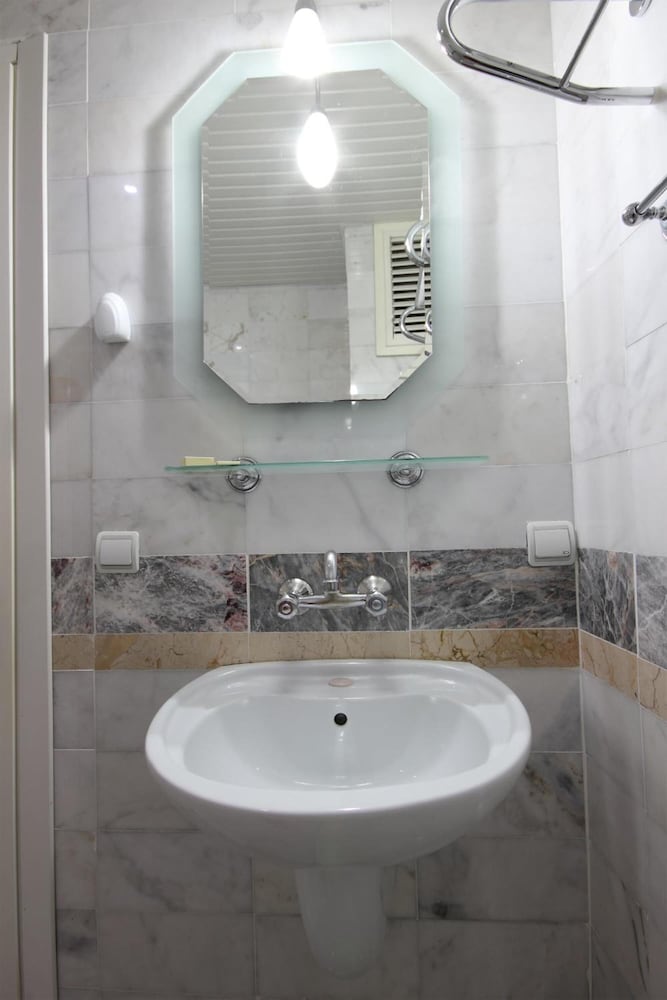 Mandal Inn Hotel 44/50