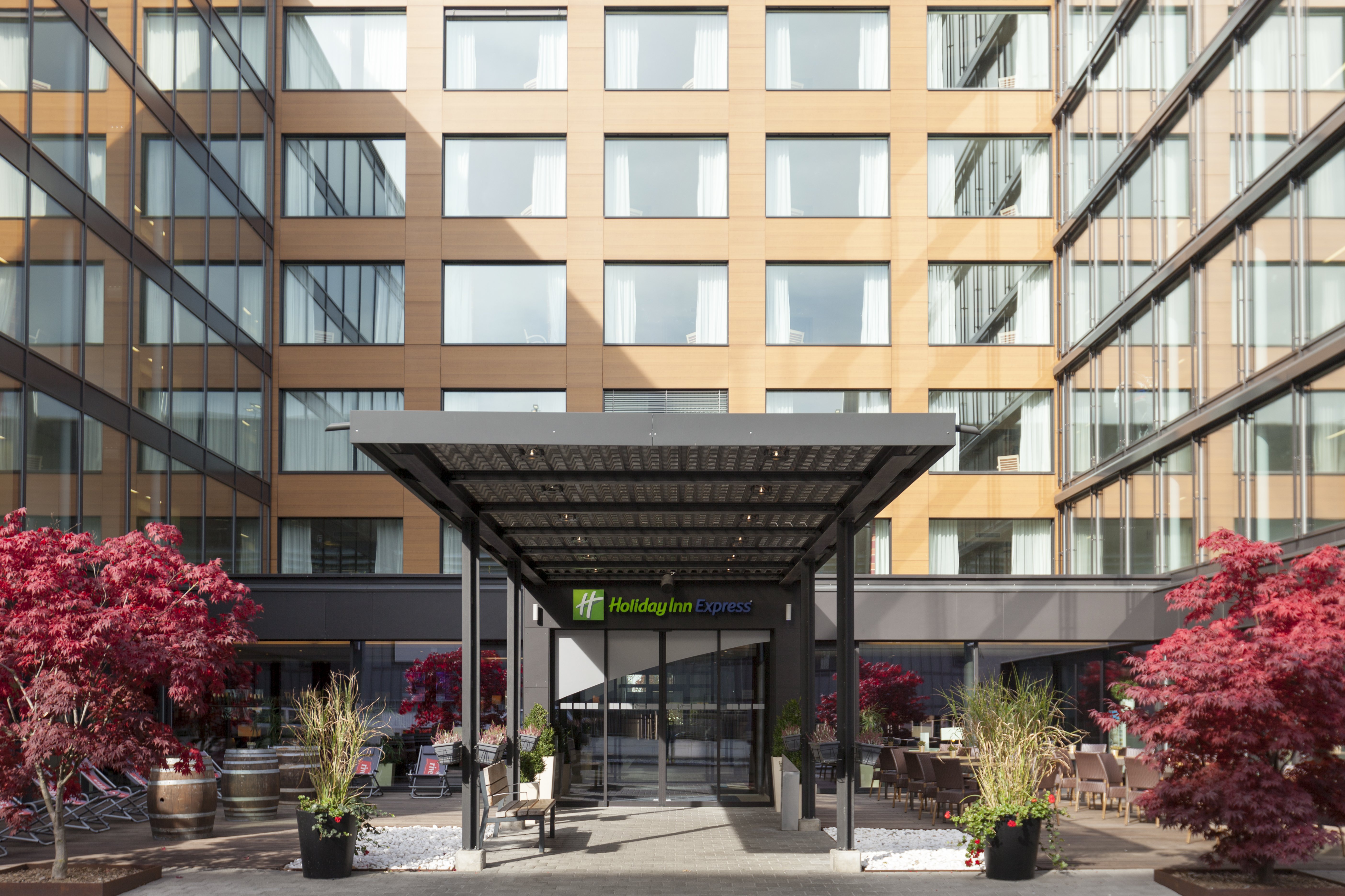 HOLIDAY INN EXPRESS ZURICH AIRPORT 7/80