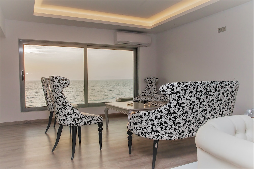 Sunrise Apt 16/37