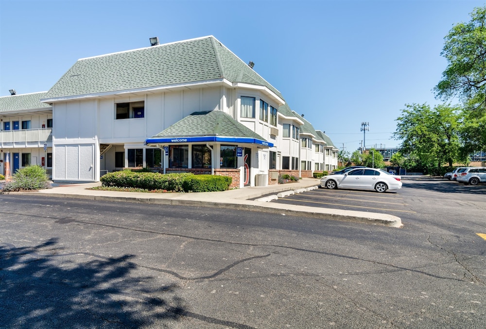 Motel6 Schiller Park, IL - Chicago O'Hare 44/48