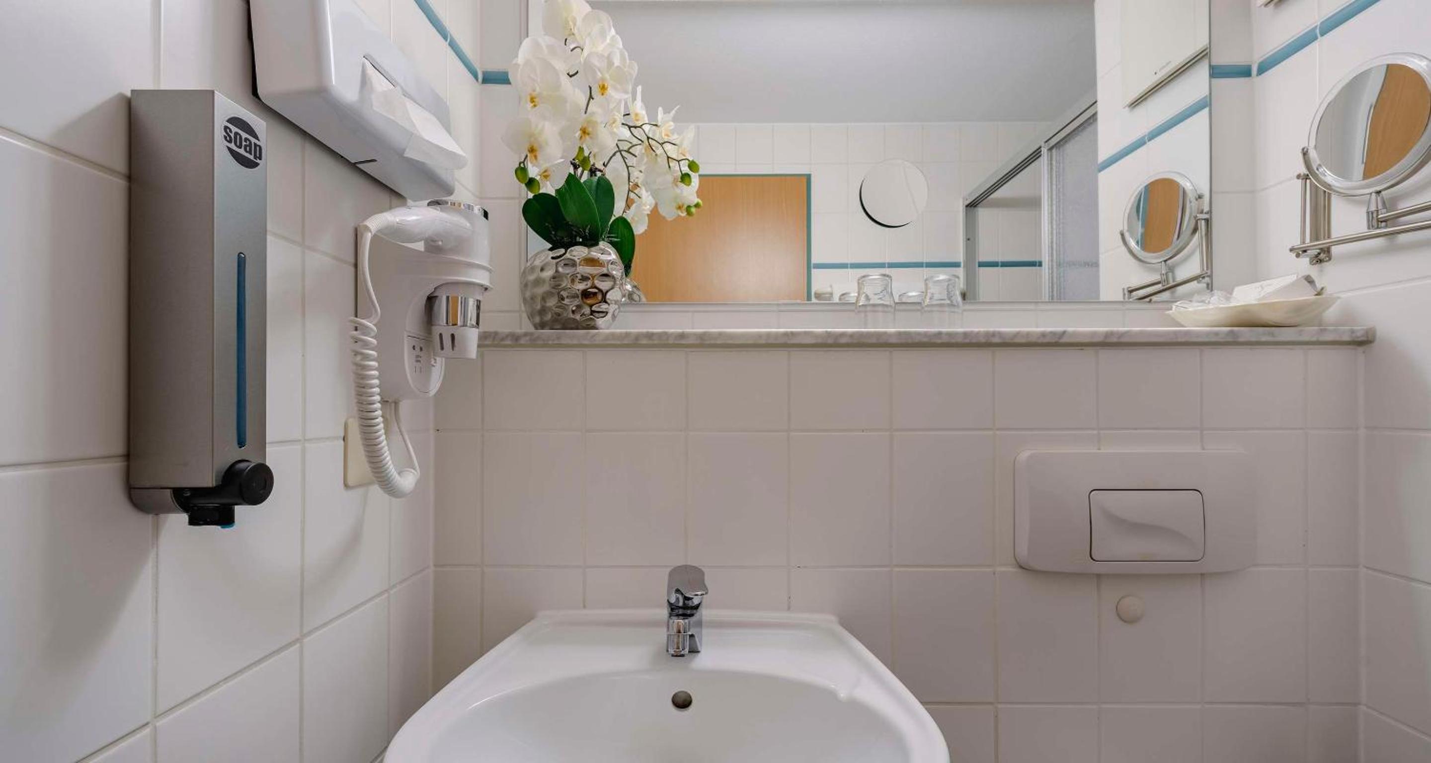 غرفة كومفورت رباعية بسرير كوين مع أريكة، Plaza Hotel Blankenburg Ditzingen Sure Hotel Collection 6/10