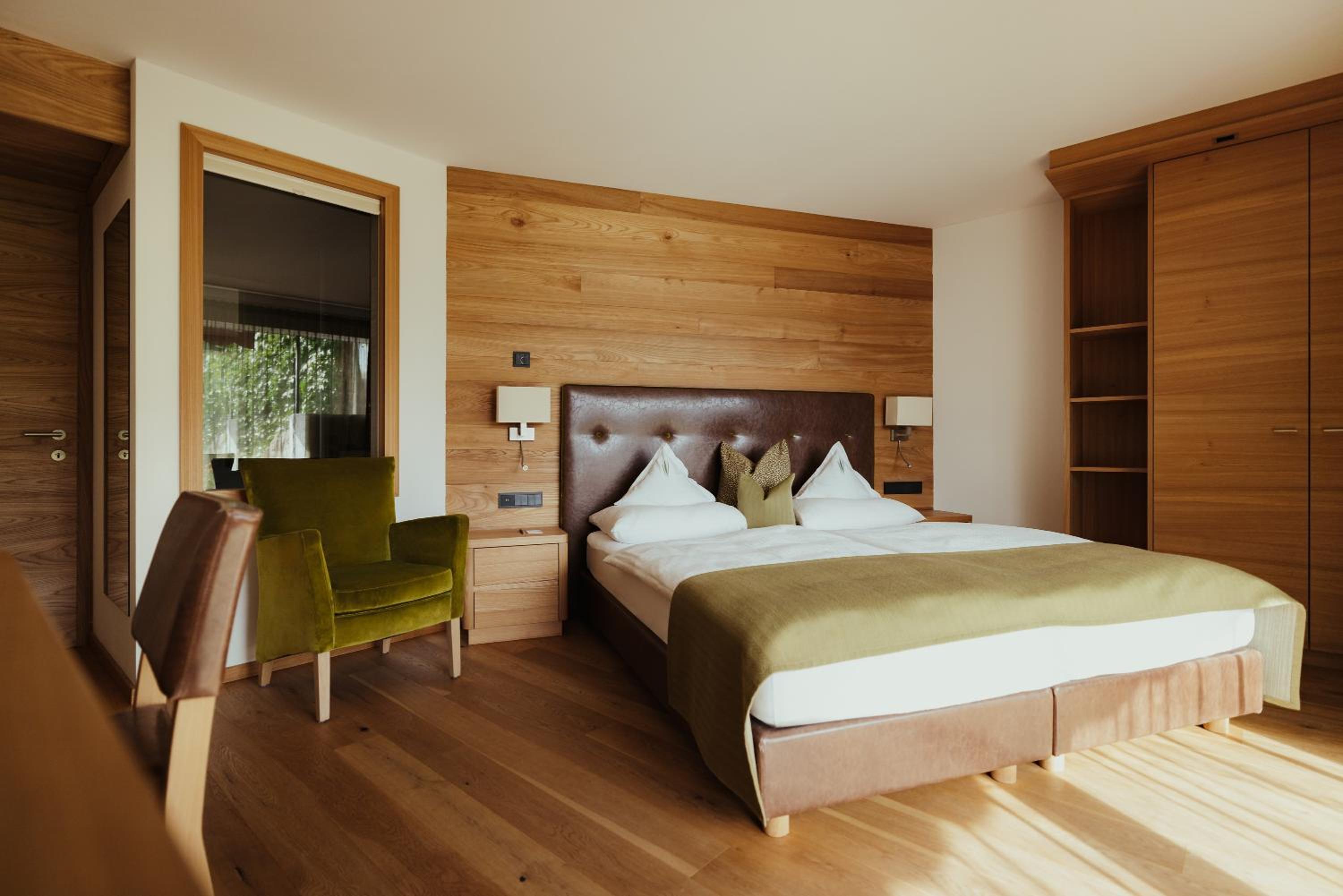 Room, King Bed, Mountain View