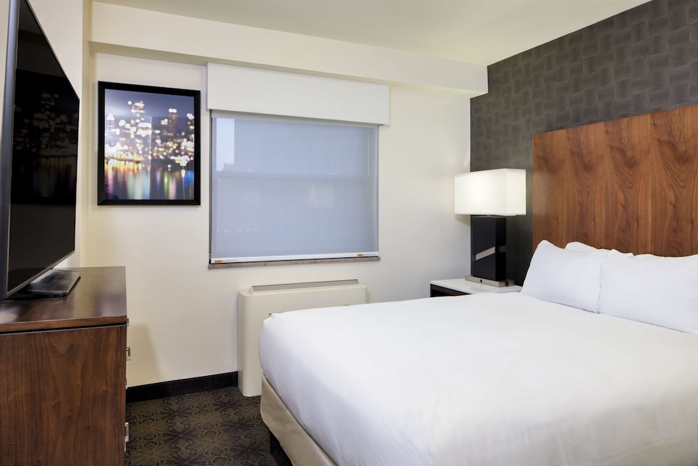 DoubleTree by Hilton Hotel & Suites Pittsburgh Downtown 24/81