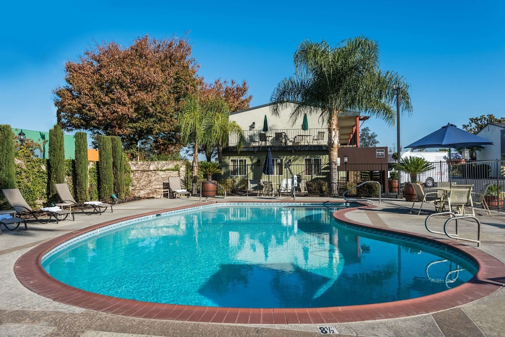 Days Inn & Suites by Wyndham Lodi 30/36