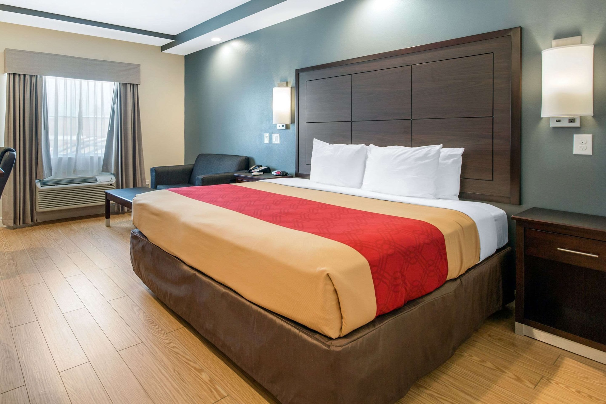 SUITE, KING BED