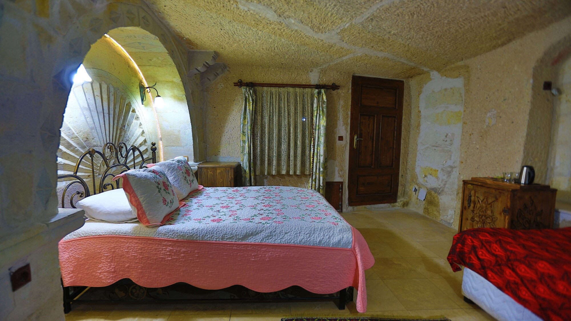 Cave, Queen Bed