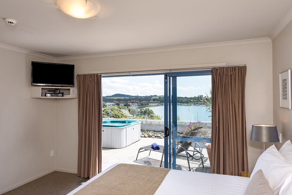 Blue Pacific Apartments 23/70