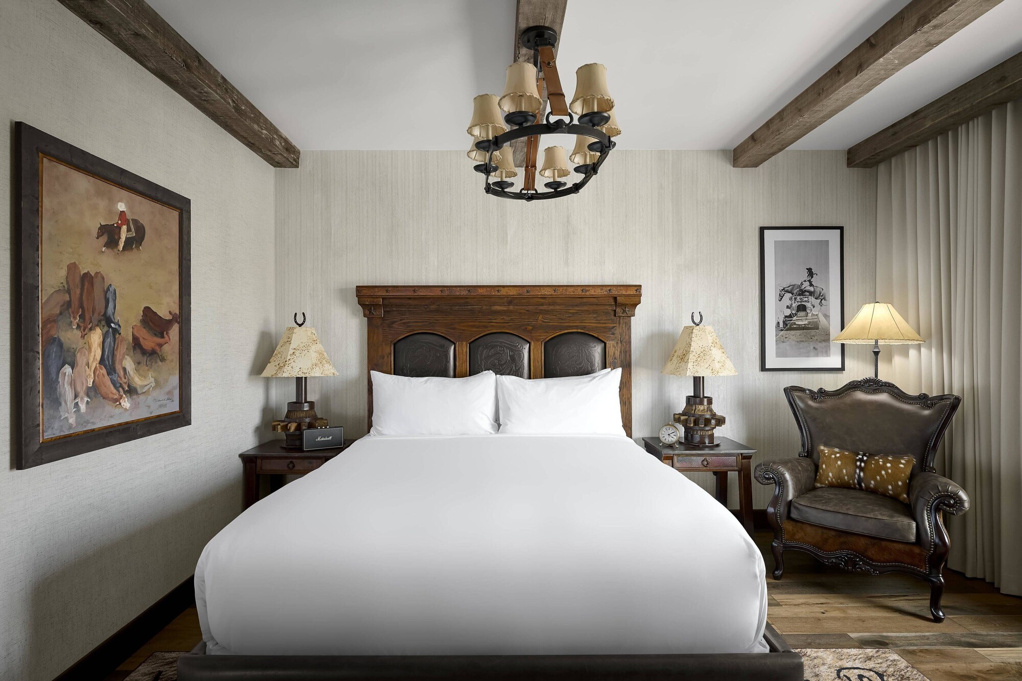 DELUXE, KING BED
