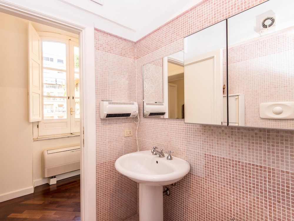 RSH Luxury Vatican Four Bedroom Apartment 31/36