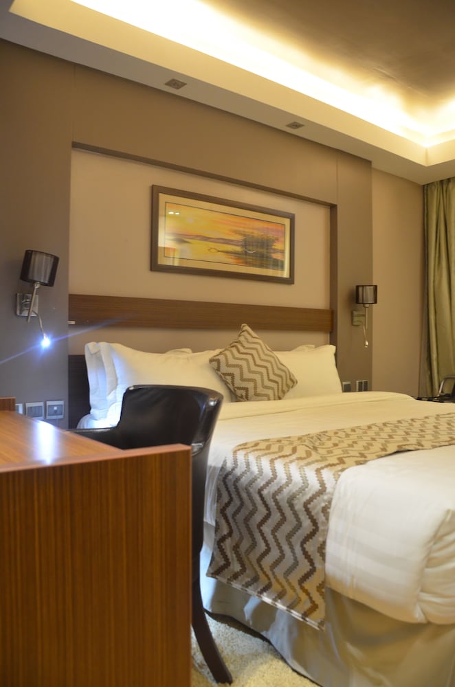 Ngong Hills Hotel 12/72