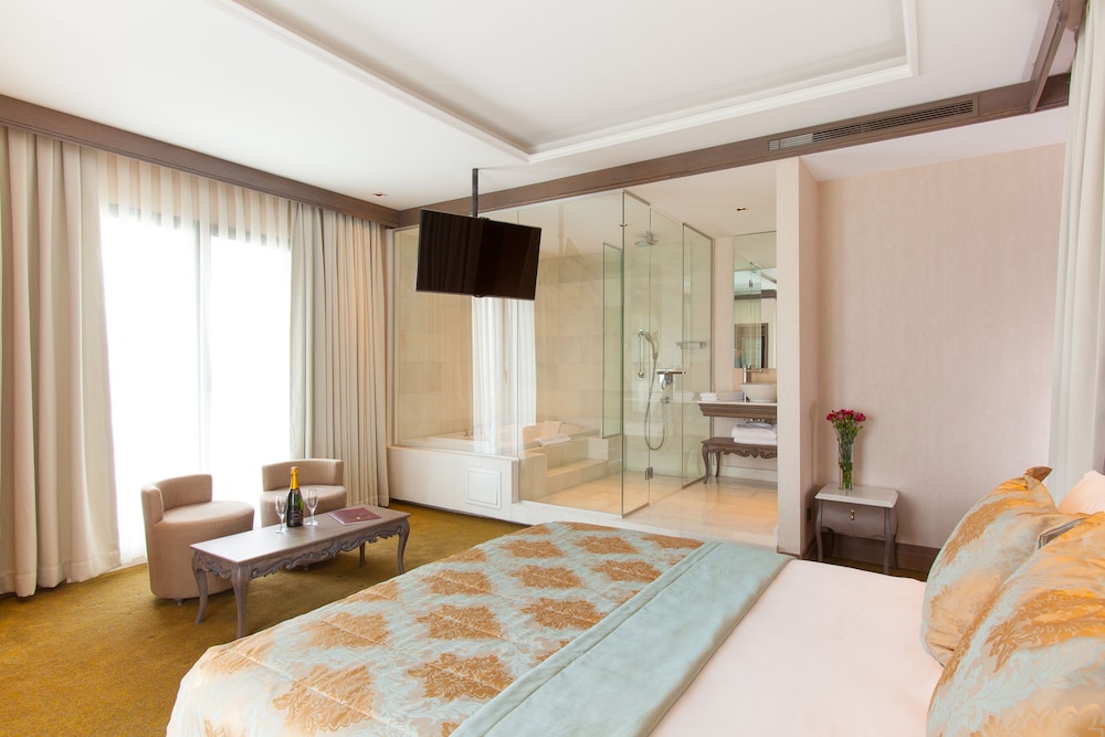 SUPERIOR, DOUBLE BED, JETTED TUB, BALCONY