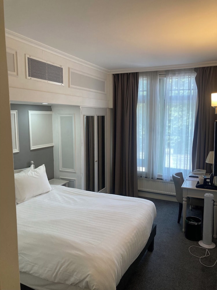 The Angel Hotel Cardiff 36/60