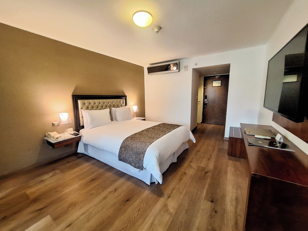 PREMIUM, QUEEN BED