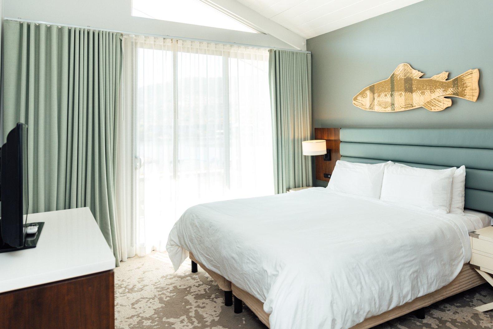 Lakehouse Hotel and Resort 37/100