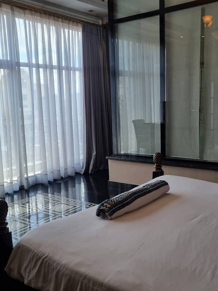 The Residence Suite Hotel 23/42