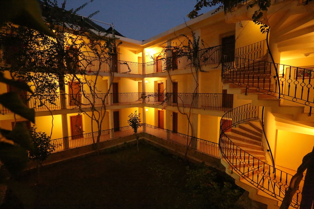 Mavruka Hotel 7/60