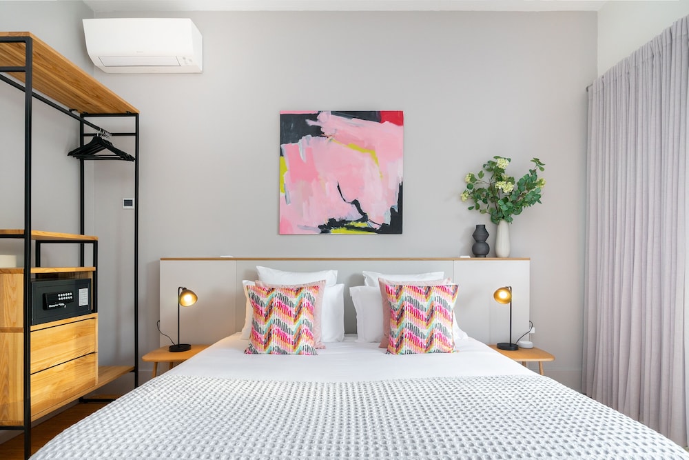 PREMIUM, KING BED, 2 SOFA