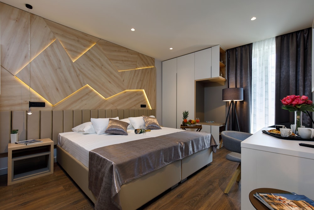 Sailor Boutique Rooms 4/27