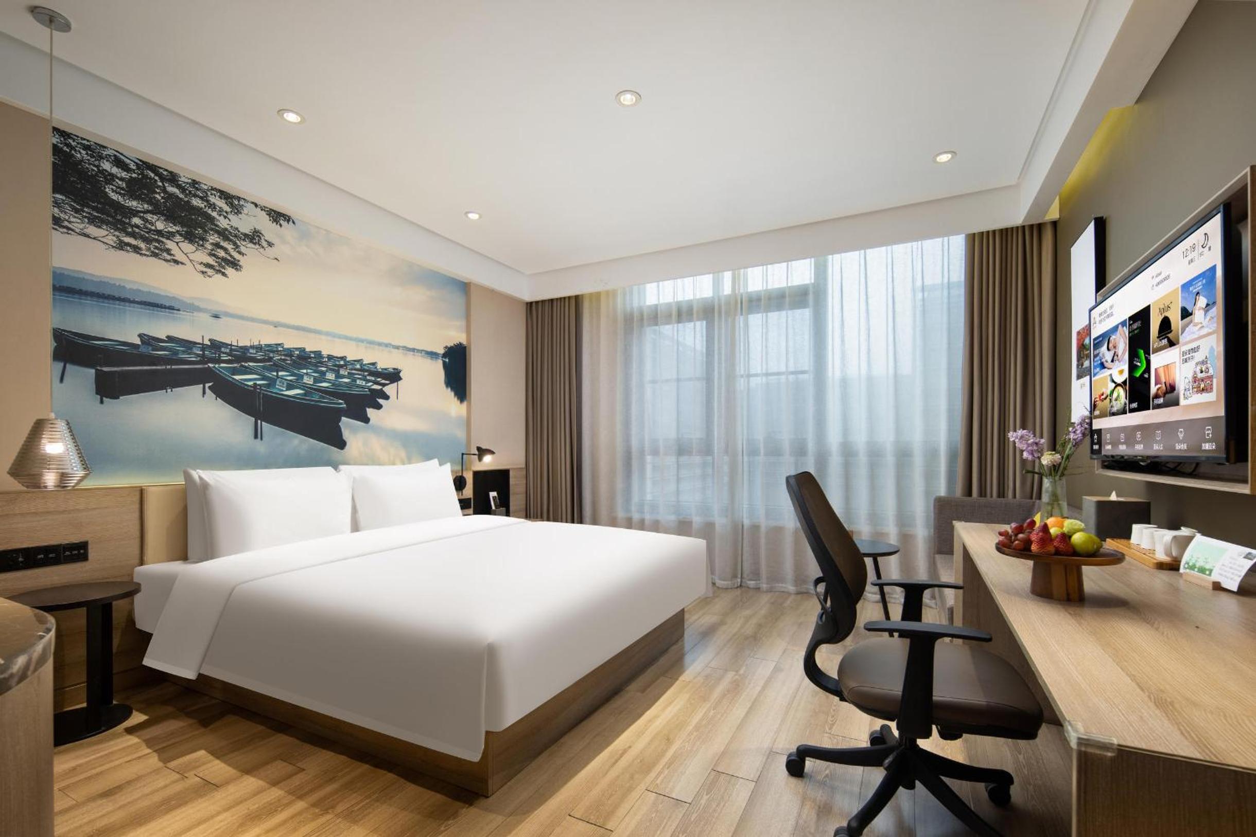Elegant, Queen Bed