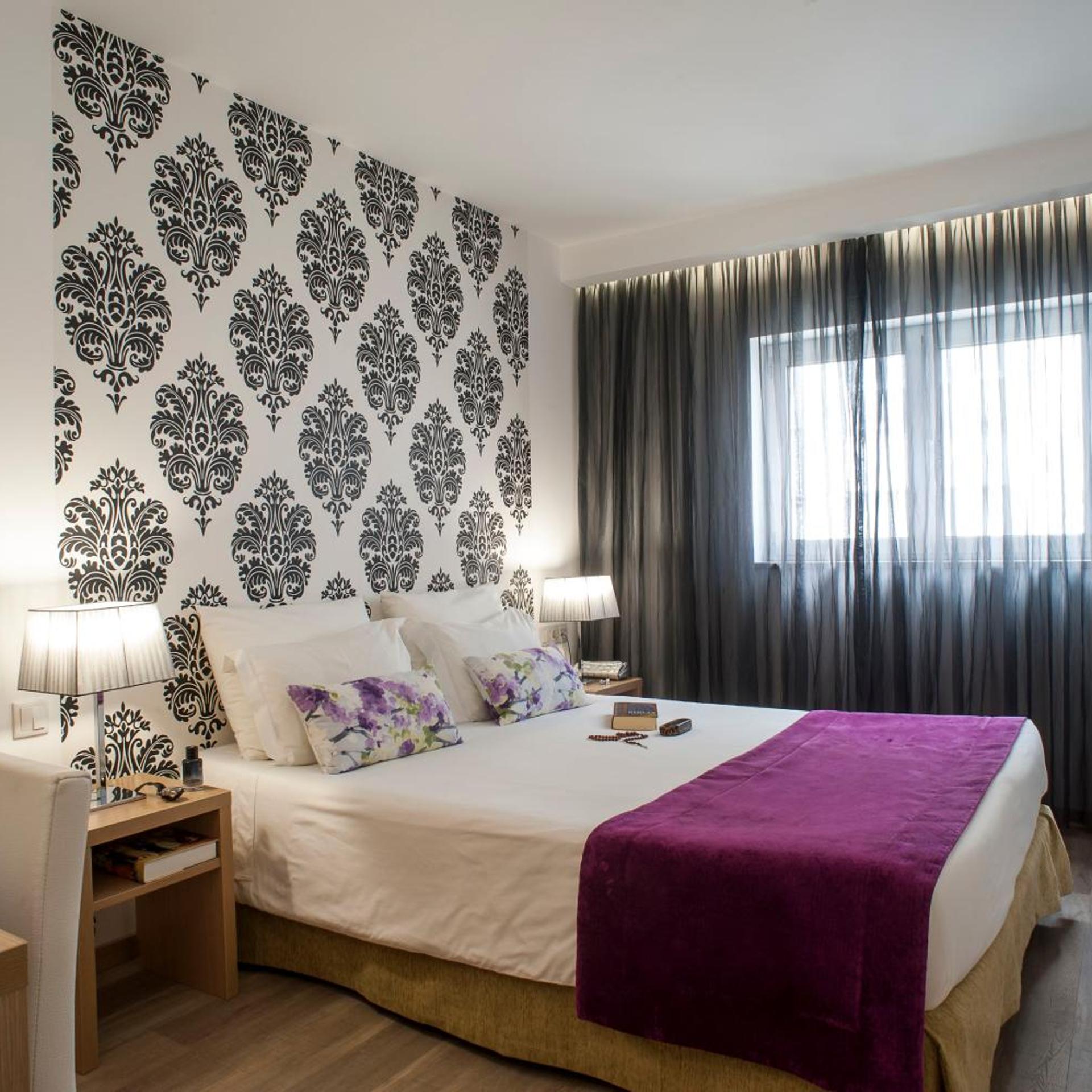 ROOM, SINGLE