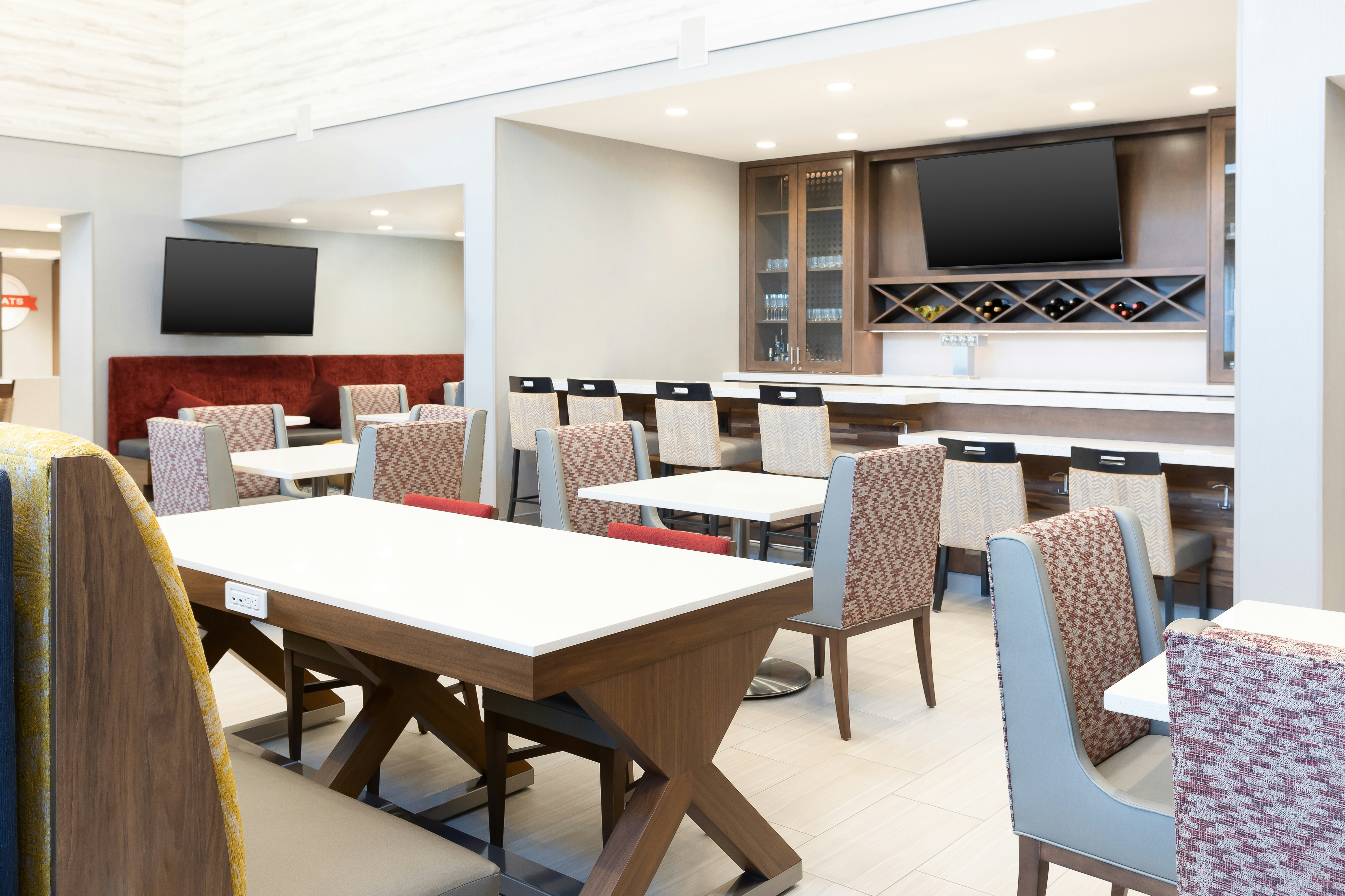 Hampton Inn & Suites Santa Rosa, CA 25/25