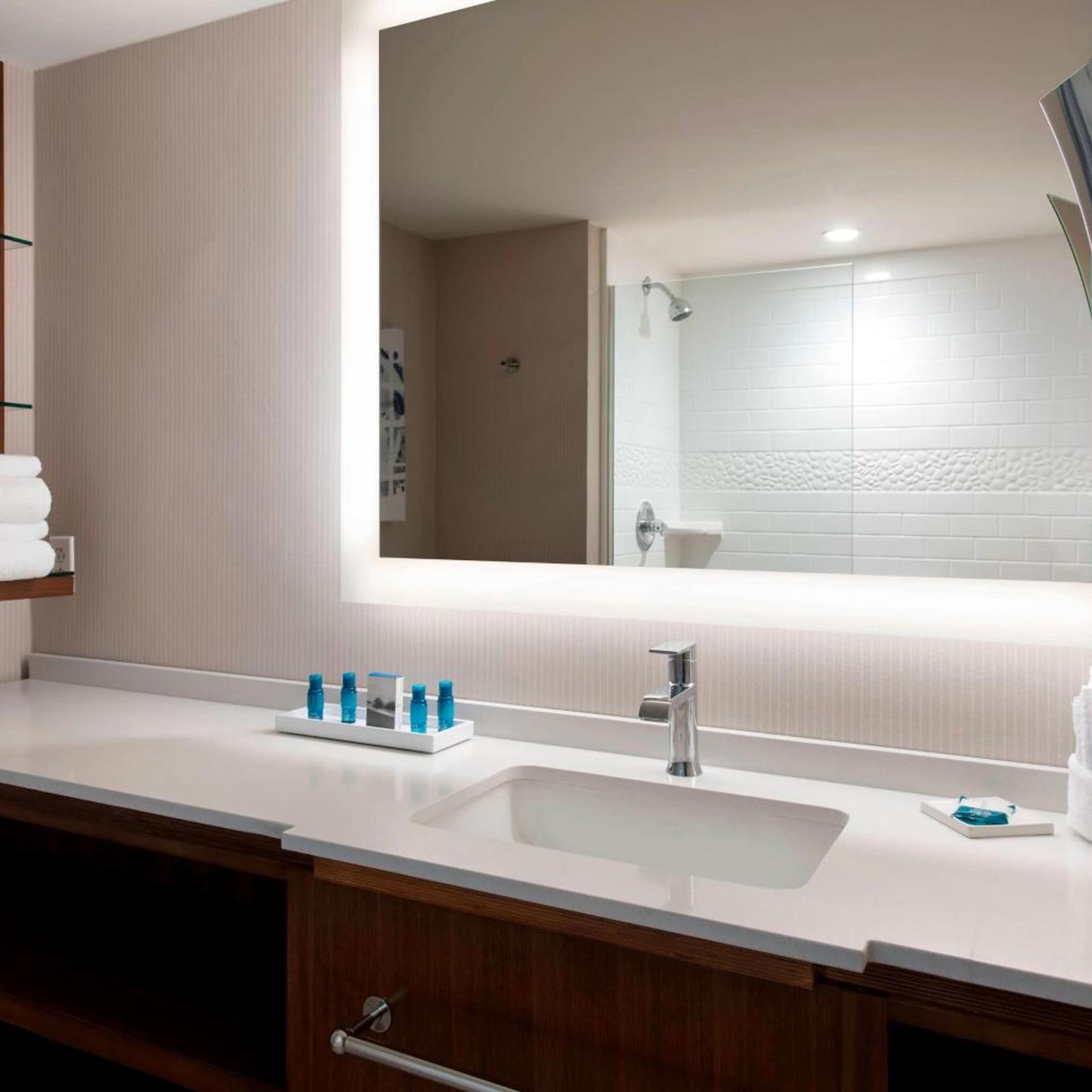 غرفة بسرير كينج، Delta Hotels By Marriott Basking Ridge 5/9