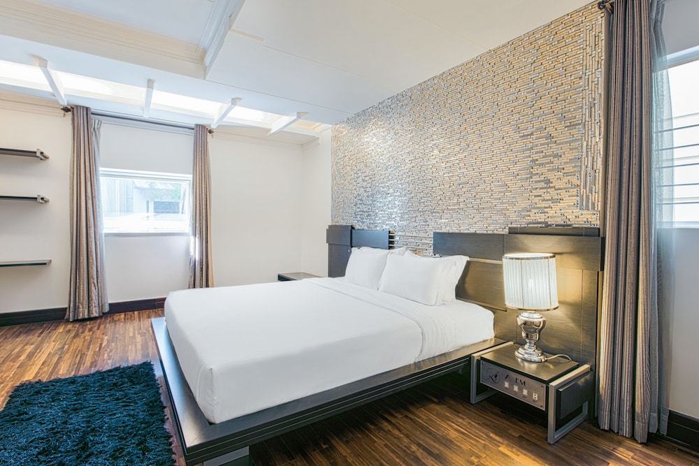 A&EM Corp - The Petit Hotel 20/37