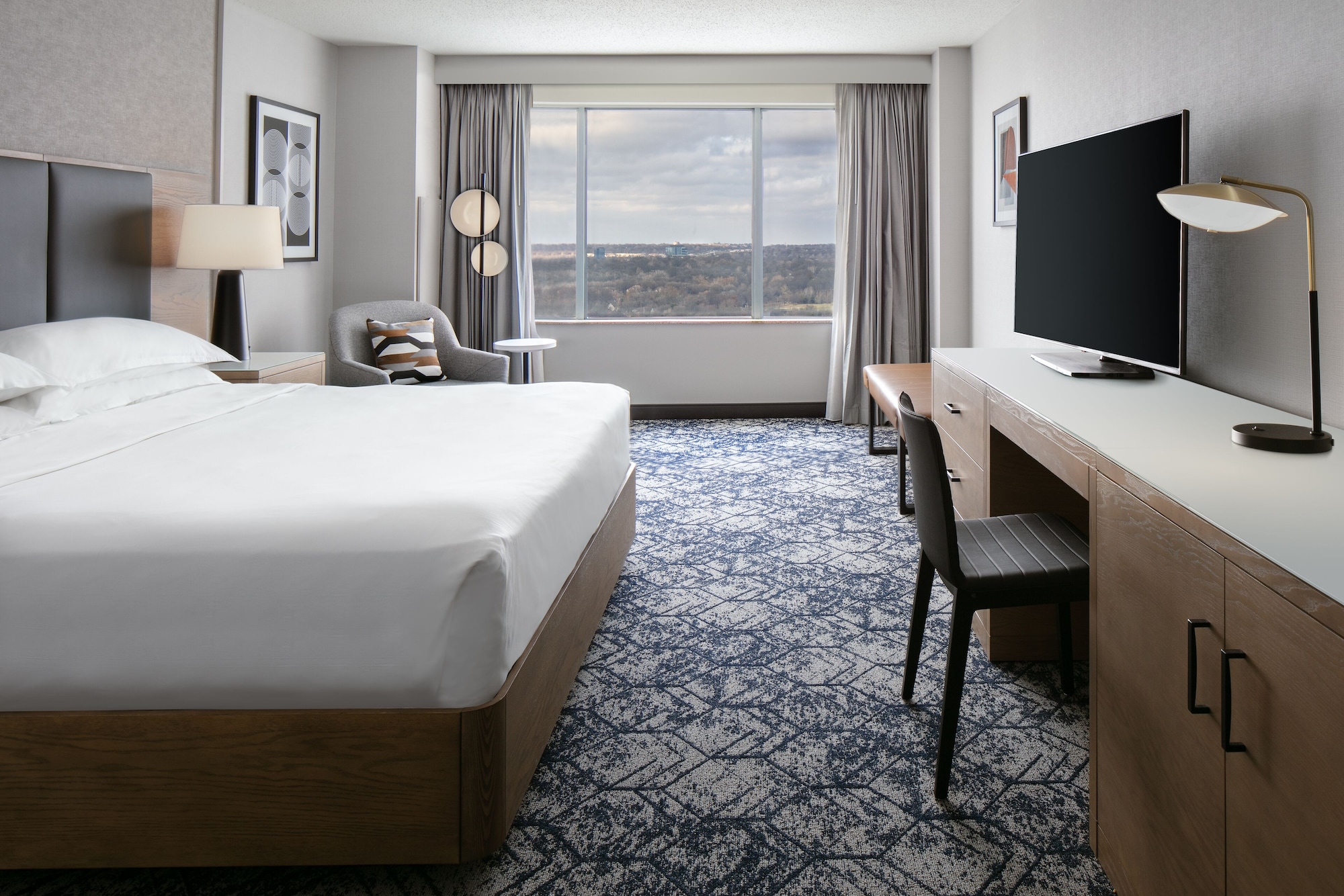غرفة كلوب بسرير كينج، SHERATON OVERLAND PARK HOTEL AT THE CONVENTION CENTER 2/9