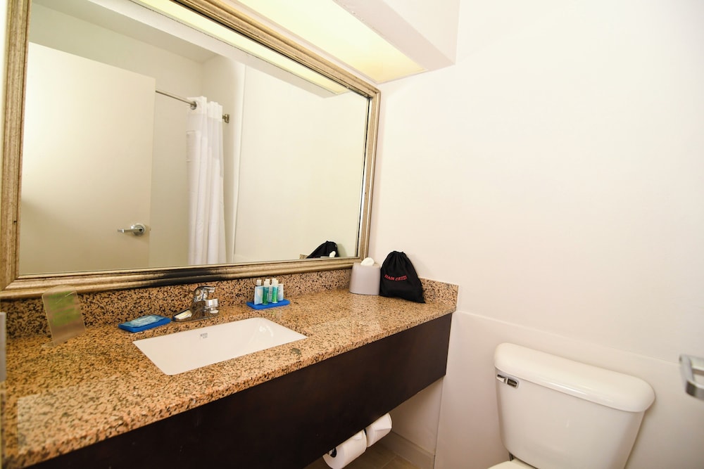 Feature, Suite, 2 Queen Beds، Holiday Inn Express Hotel And Suites Port Clinton Catawba Island 7/8