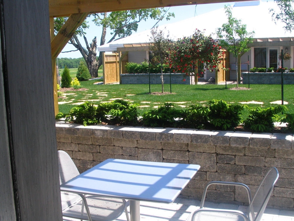 Huff Estates Inn & Winery 2/48