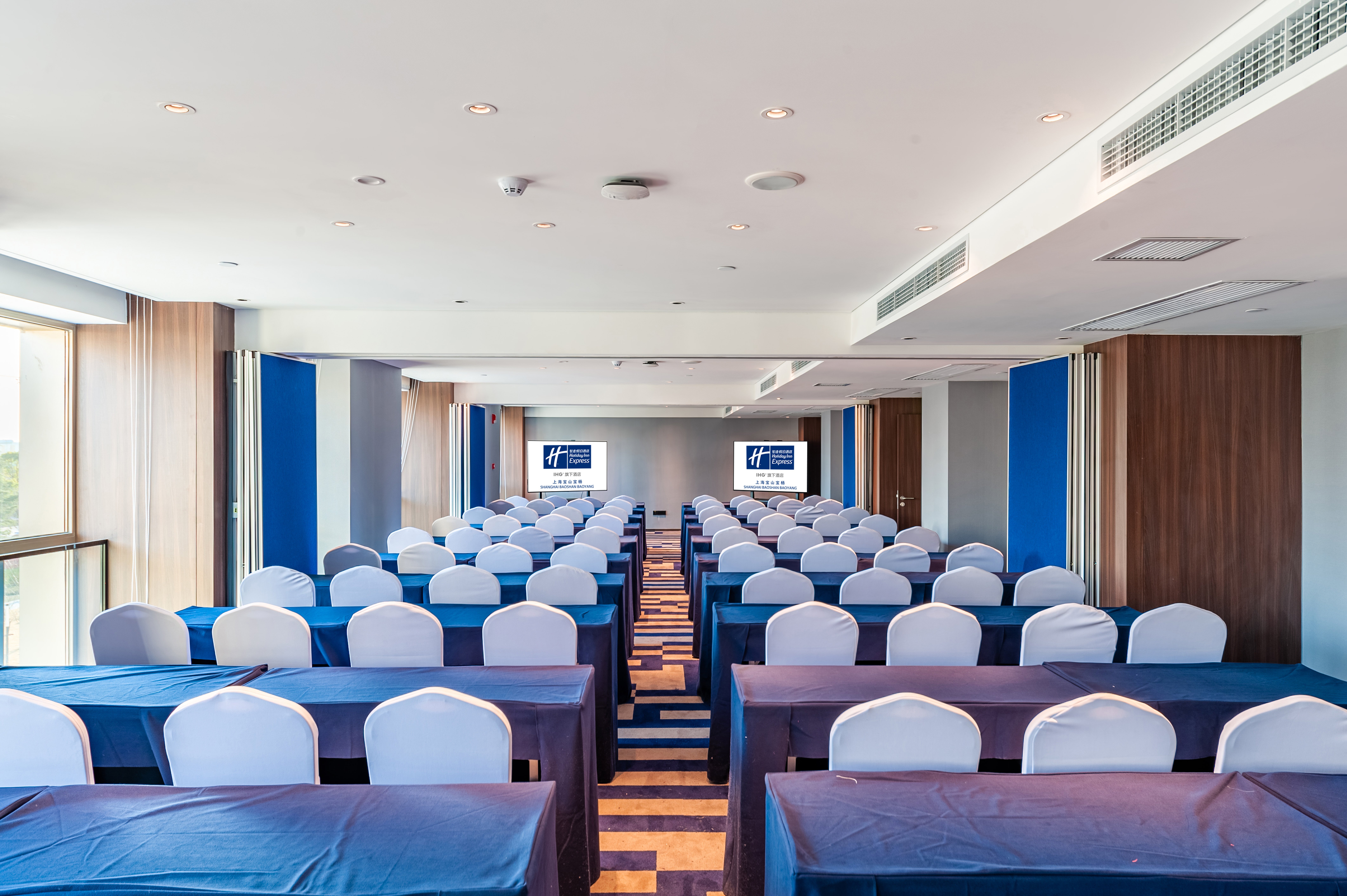 Holiday Inn Express Shanghai Baoyang 38/40