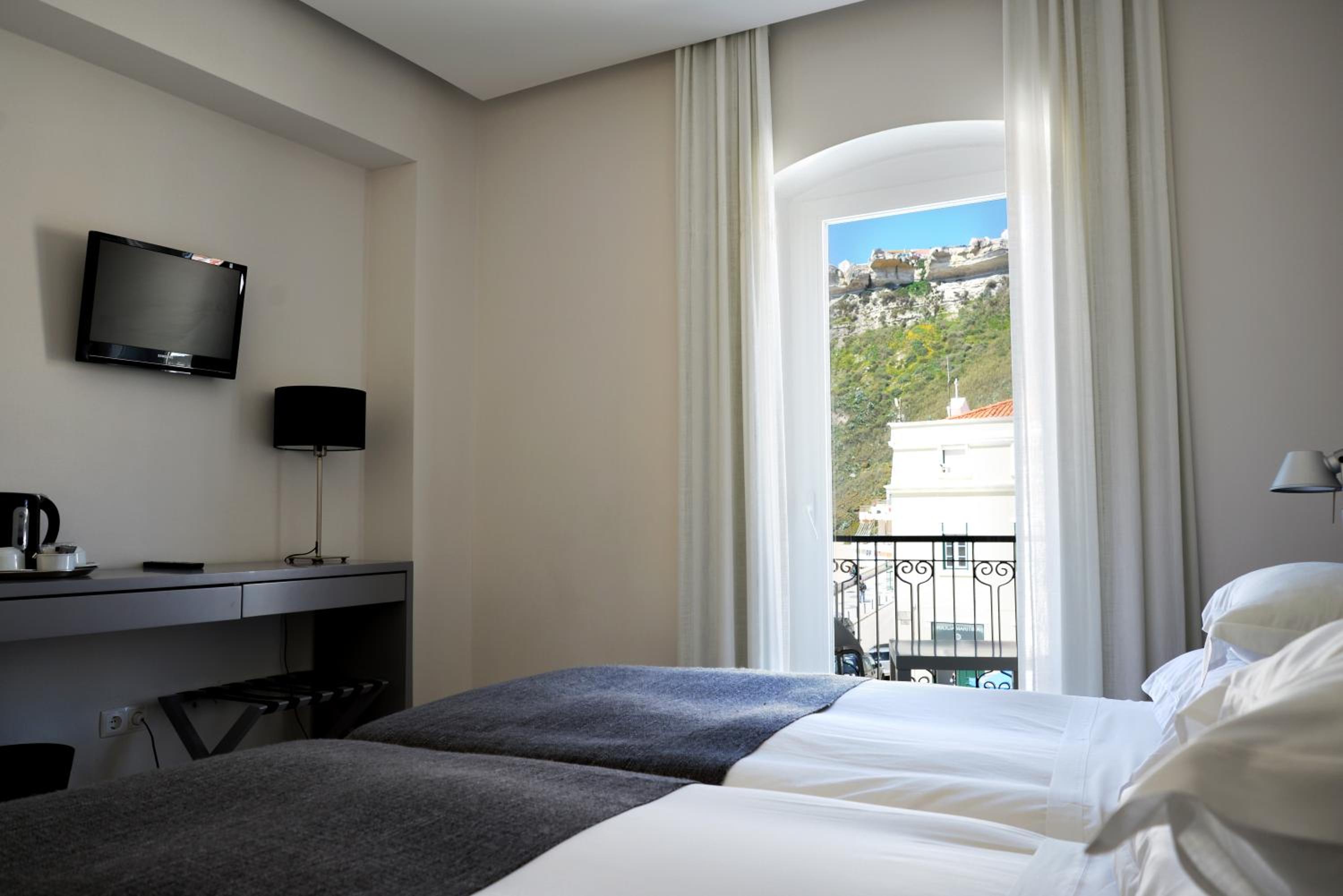 Room, Double Bed, Lateral Side Sea View, Balcony 2/6