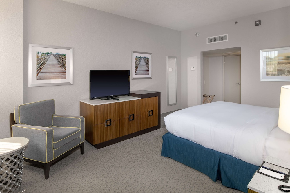 Room, King Bed, Balcony or Patio, Accessible، Doubletree By Hilton Hotel Jacksonville Airport 4/8