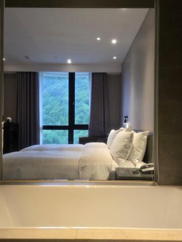 Room, Twin Beds, Street View