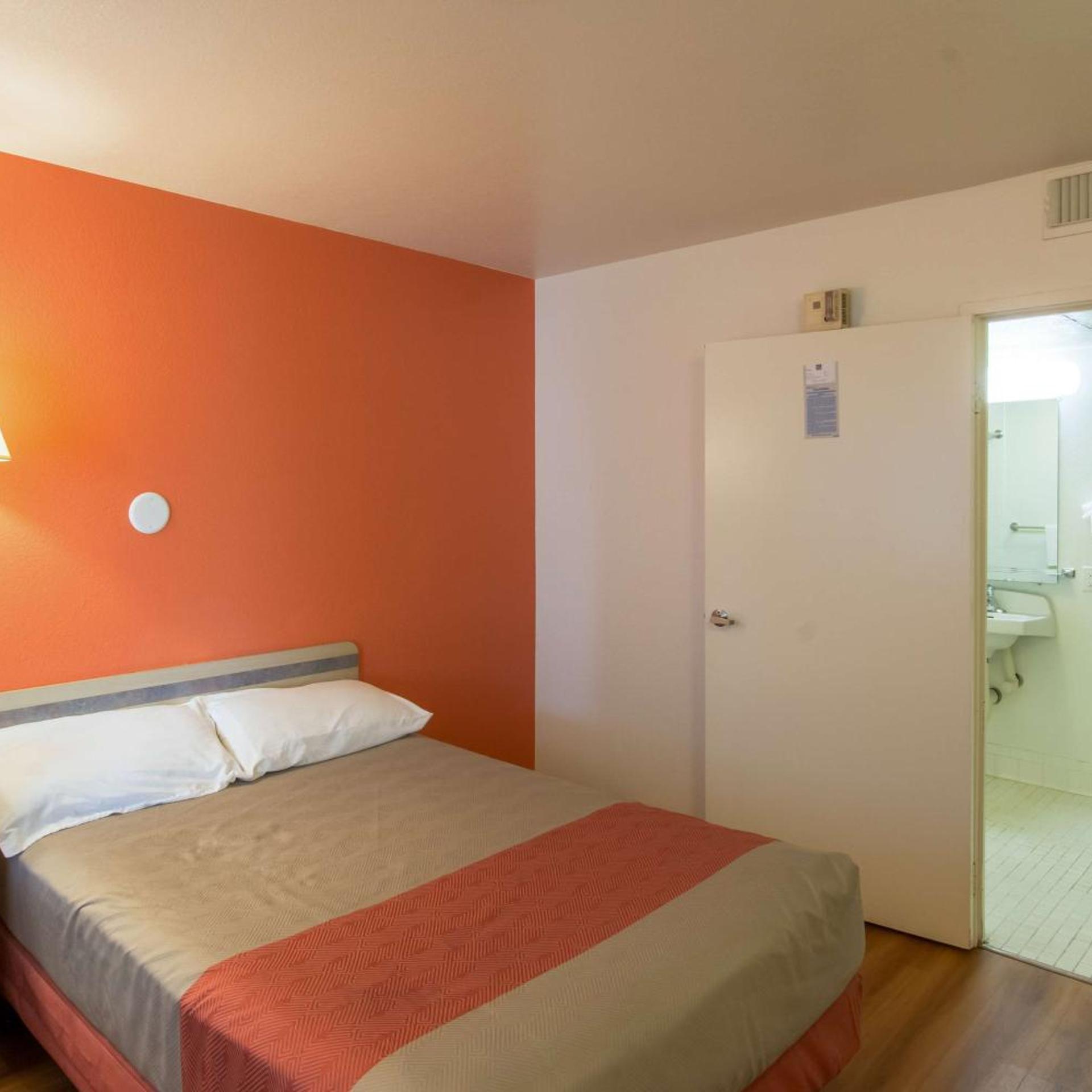 1 Queen Bed, Motel6 Redding, CA - North 2/10